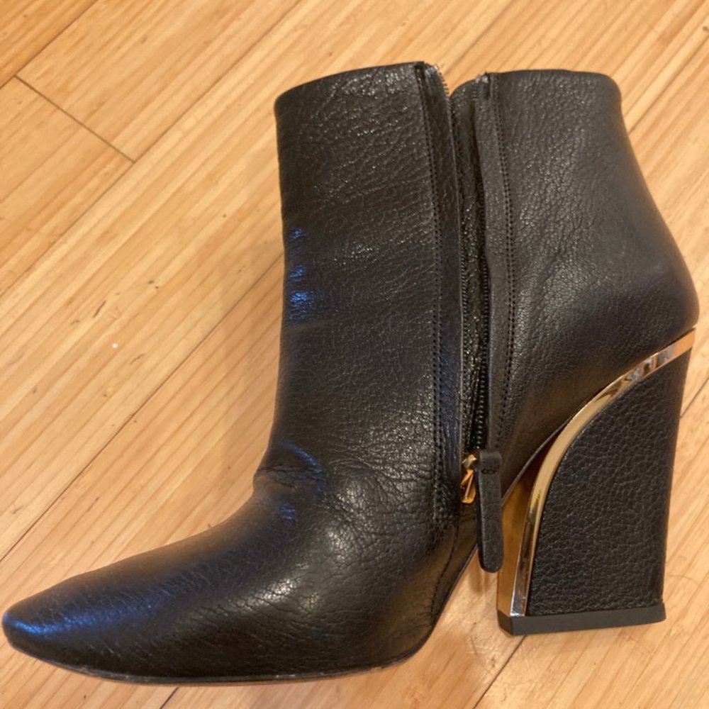 Black Leather Zip Up Ankle Style With Gold Trim "Beckie Bootie" ~ Chloe sz 38 - Picture 4 of 12